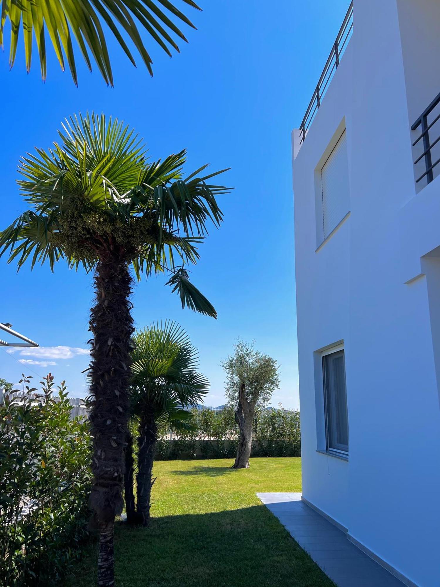 Esmi Durres