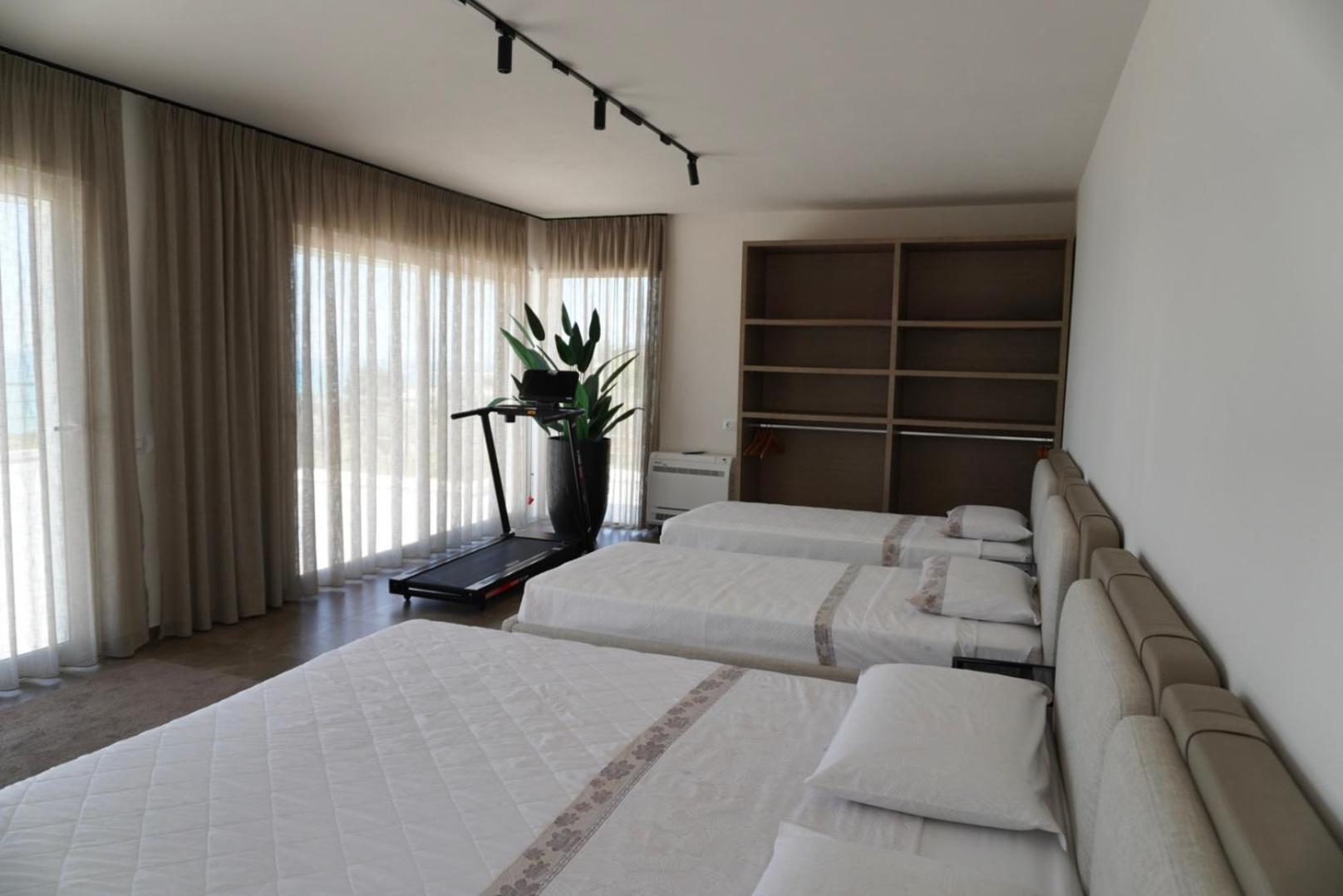 Esmi Durres