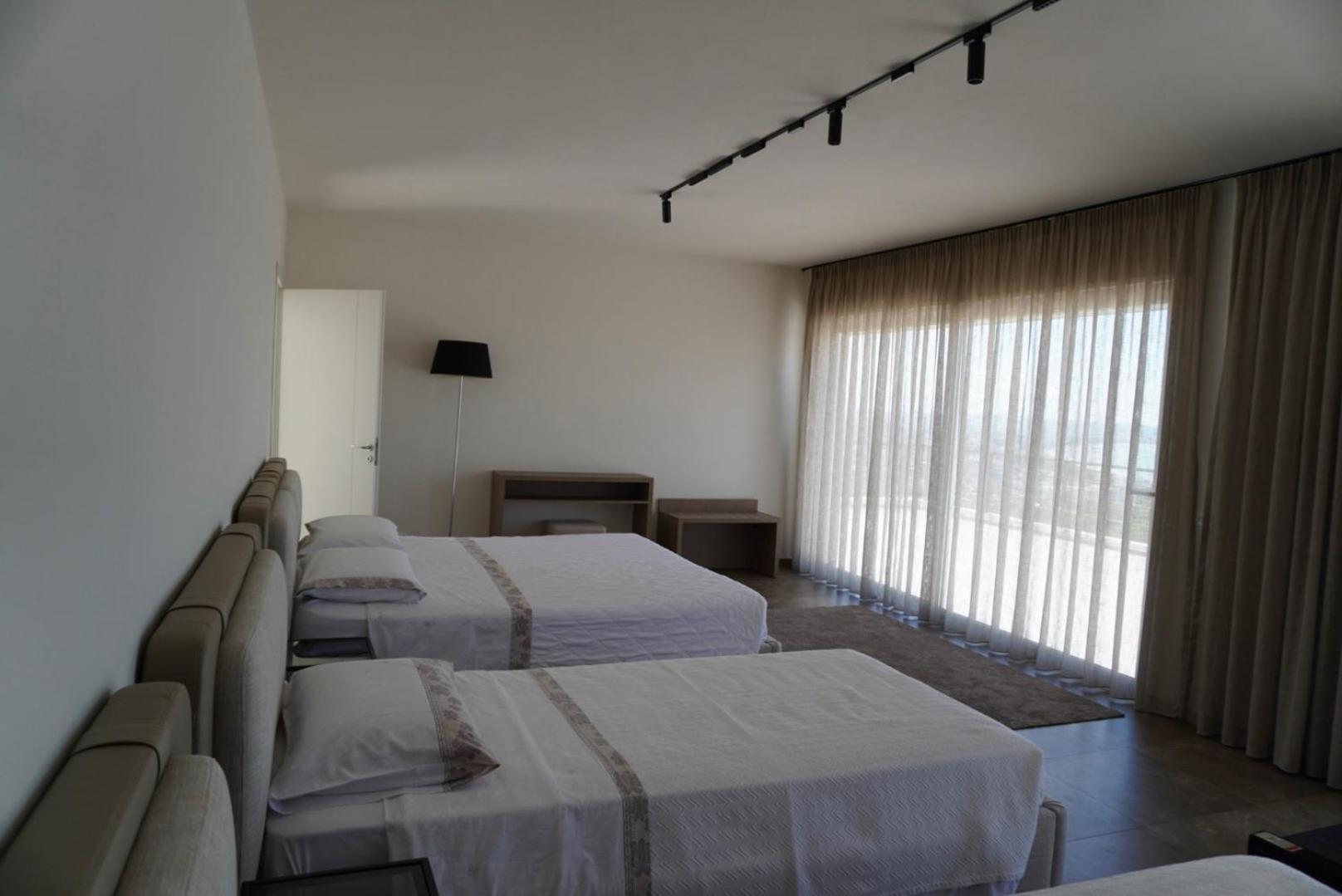 Esmi Durres