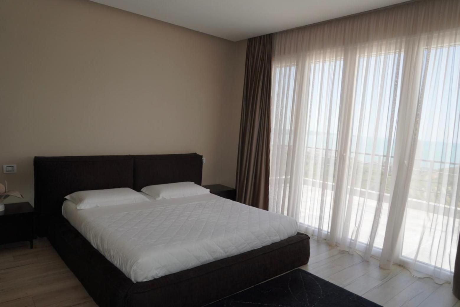 Esmi Durres *