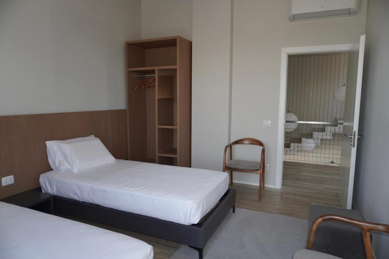 Esmi Durres