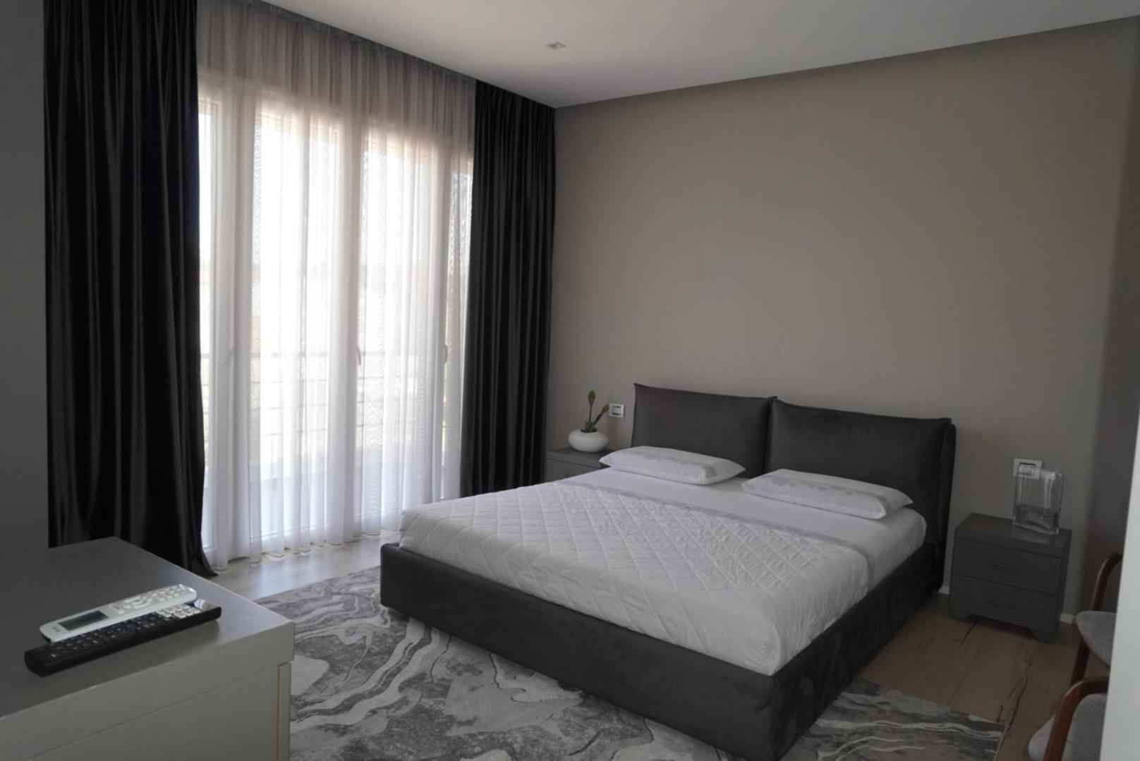 Esmi Durres